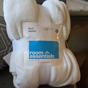 Room Essentials Plush Blanket - White Cozy Throw